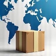 Colis devant une carte mondiale, signalant l'expédition internationale