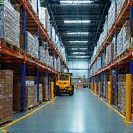 Entrepôt moderne avec palettes et équipe logistique